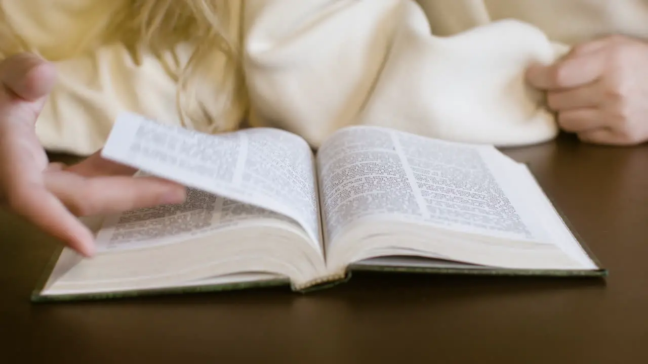 Primer Plano De Una Chica Rubia Leyendo La Biblia