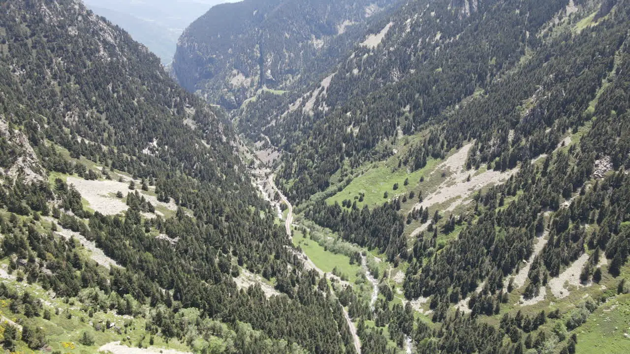 Vista Aérea De Un Espectacular Paso Entre Dos Enormes Montañas En Los Pirineos