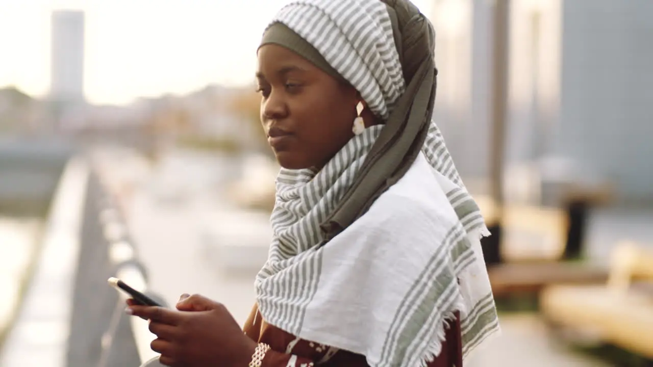 Mujer Negra Usando Teléfono Al Aire Libre