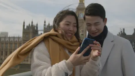 Joven Pareja Asiática De Vacaciones Posando Para Selfie Frente A Las Casas Del Parlamento En Londres Reino Unido 2