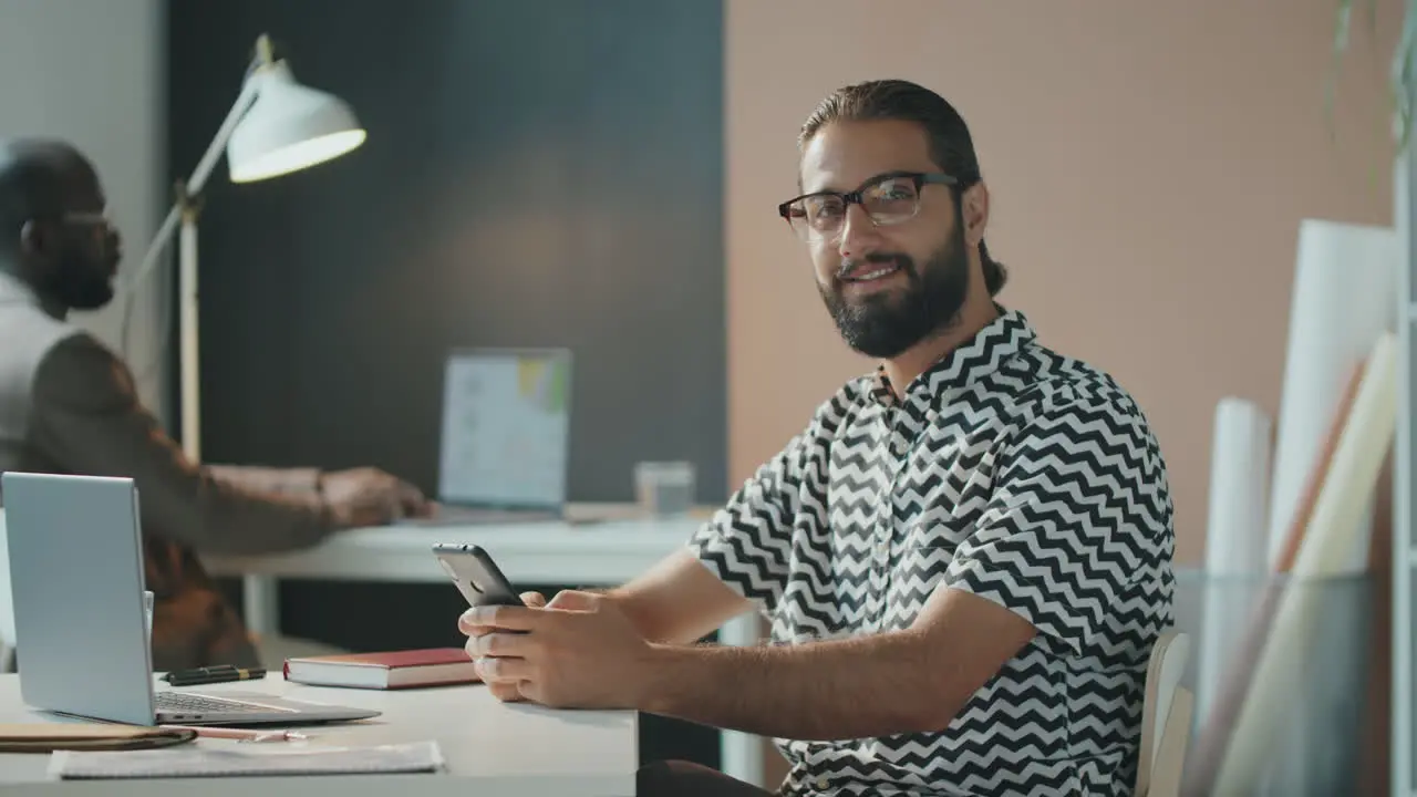 Junger Mann Mit Smartphone