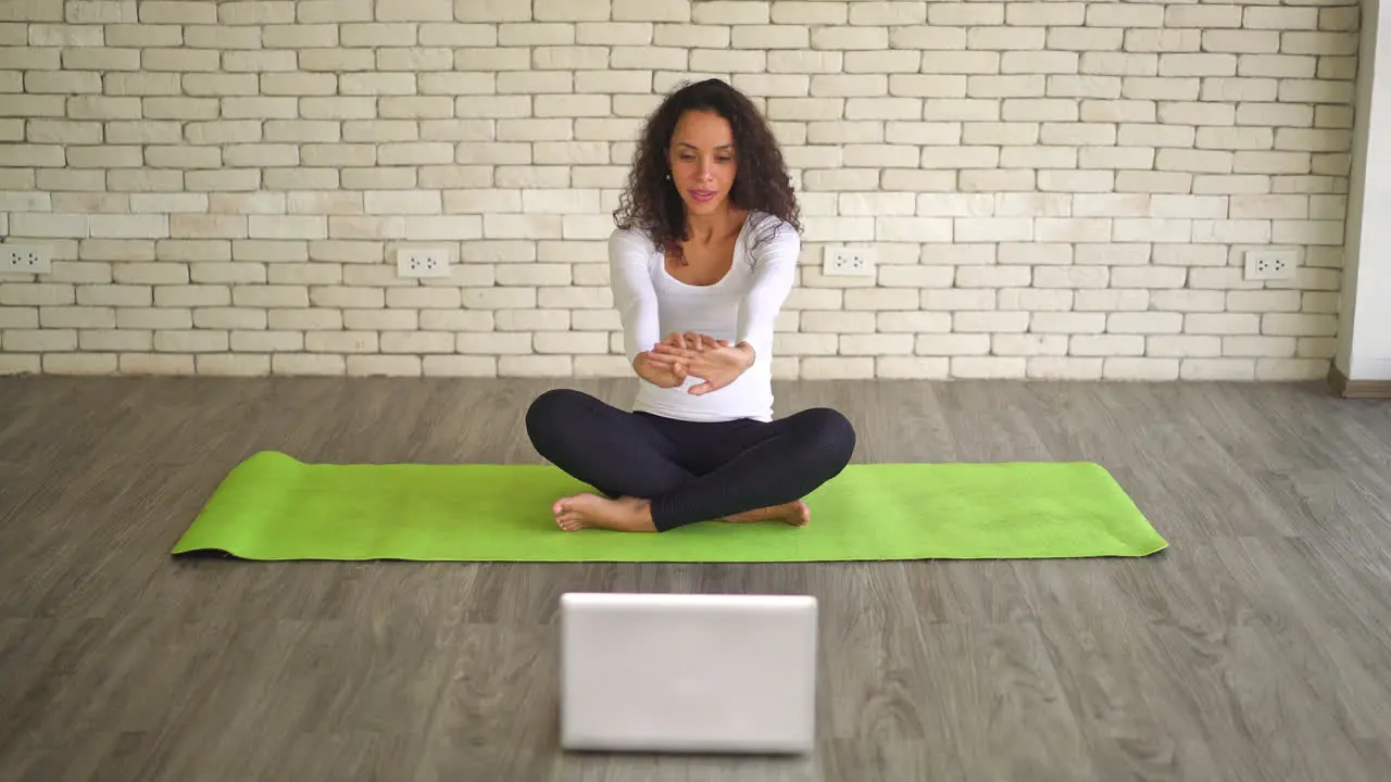 Latin woman influencer teaching yoga online