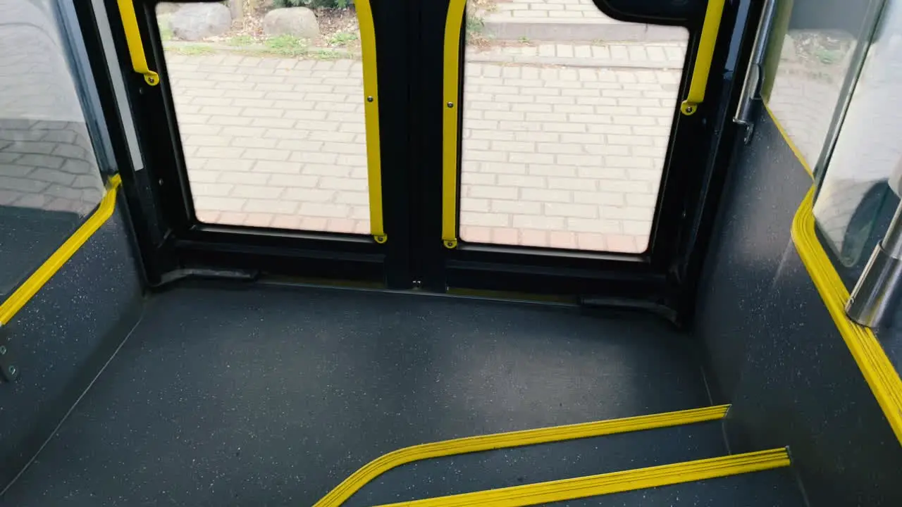 Automatic doors closing on a bus