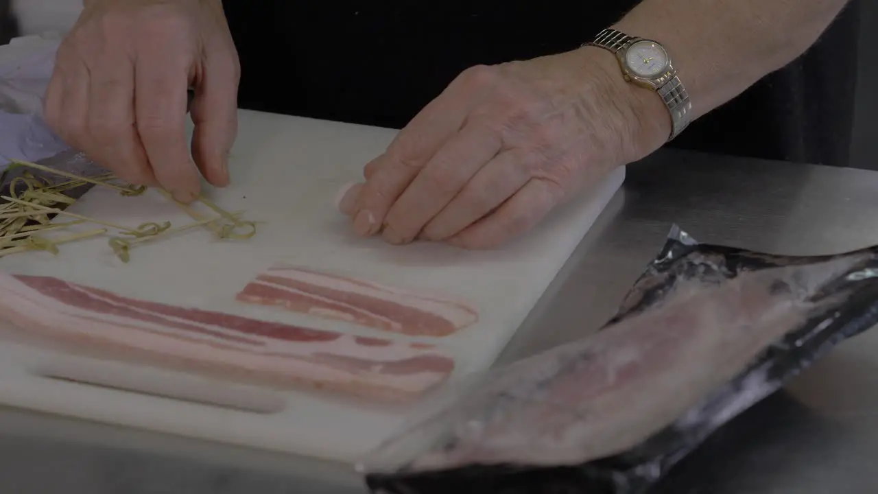 Preparation of a horderve appetiser using bacon and prunes