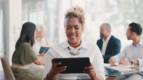 Business woman and reading on tablet