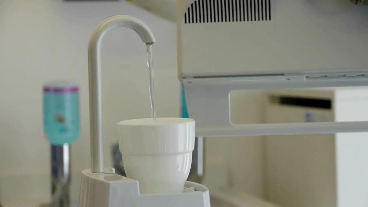 A cup for rinsing is automatically filled with water at the dentist