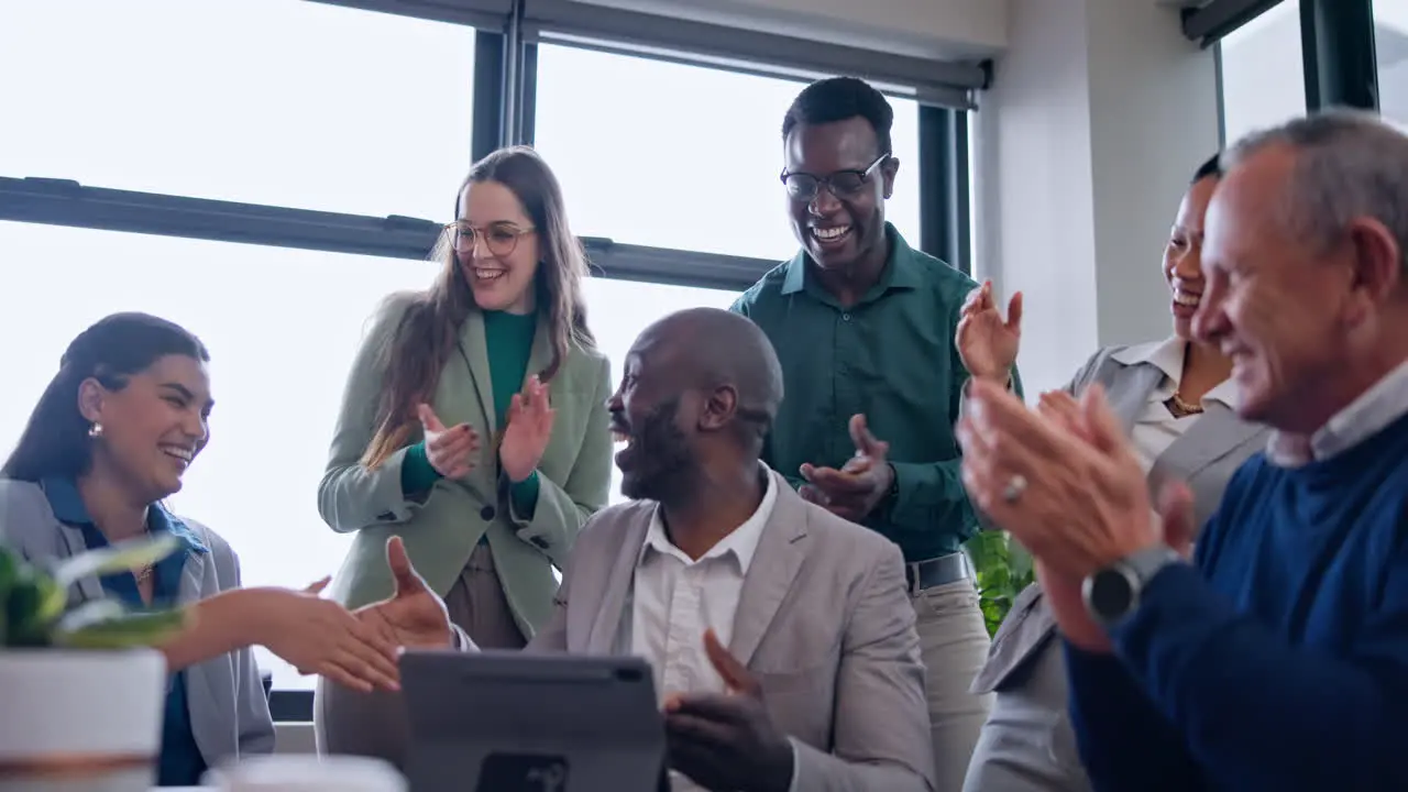 Aplausos De Negocios Tableta Y Gente Feliz