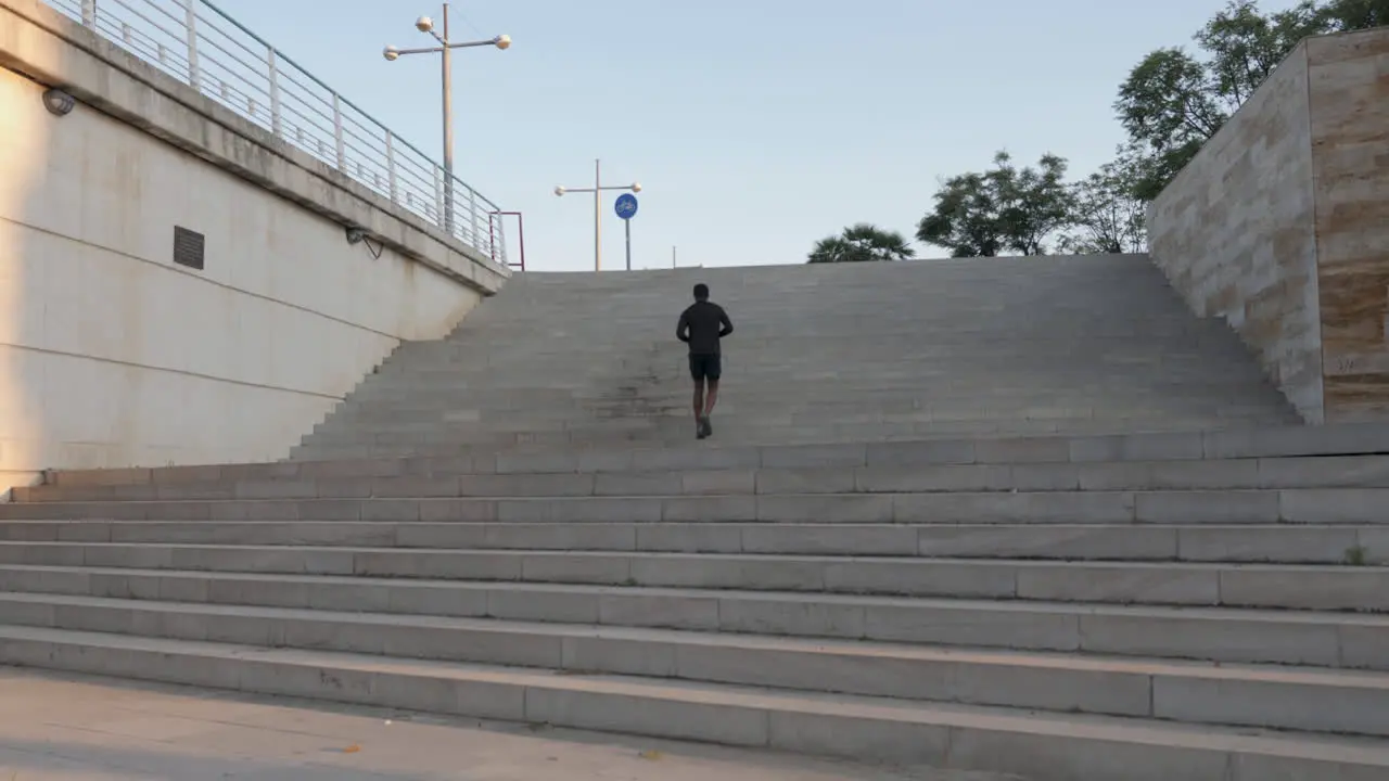 Joven Corredor Negro Subiendo Escaleras Y Entrenando Para Maratón Al Aire Libre