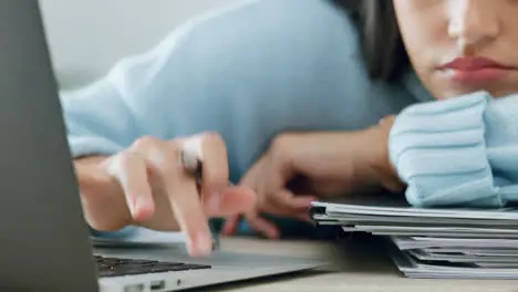 Estudiante Cansado Con Laptop Y Libros Tristes