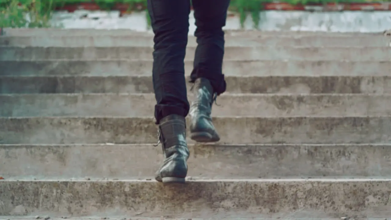 Piernas Masculinas Subiendo Escaleras Piernas De Hombre Subiendo Las Escaleras Hombre Subiendo Escaleras