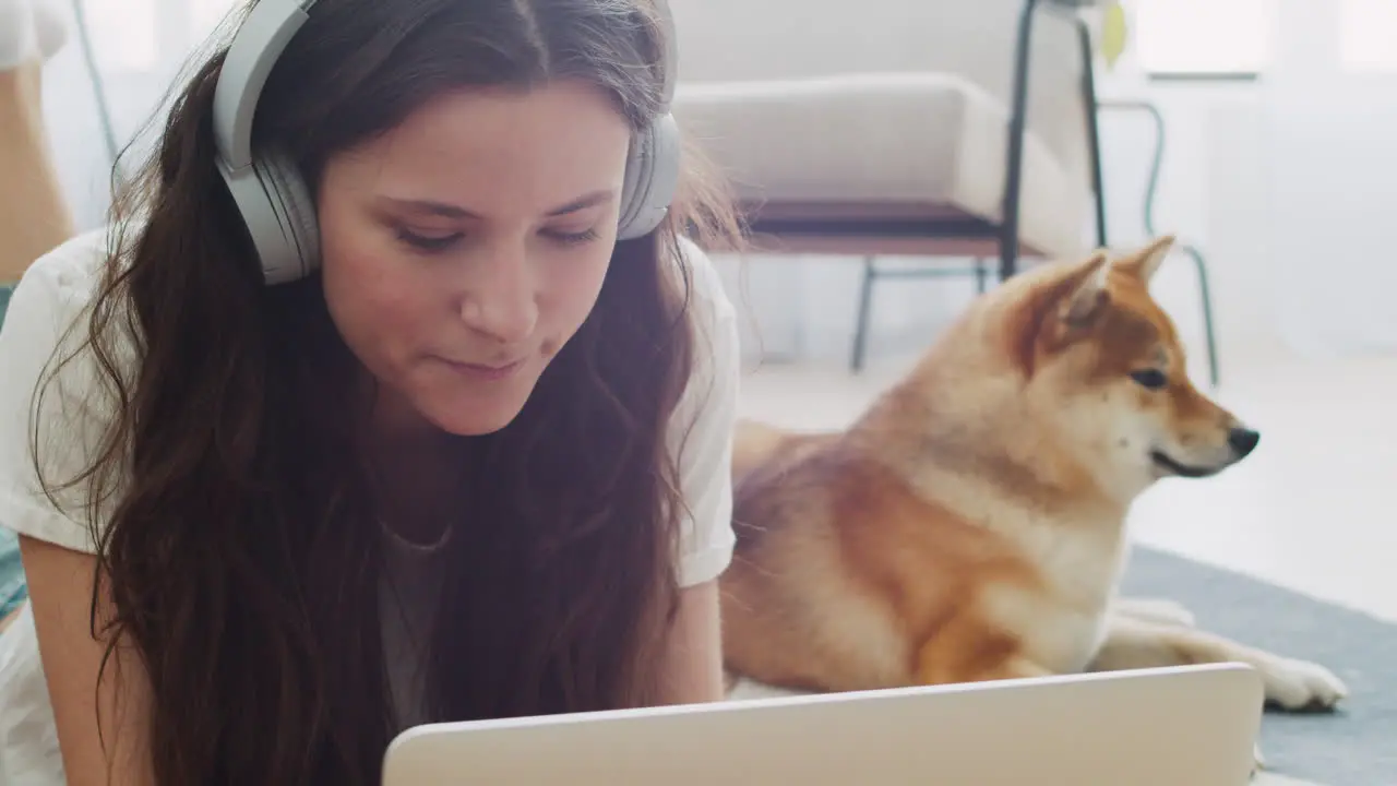 Mujer Joven Que Trabaja En Su Computadora Portátil En Casa Junto A Su Perro 5