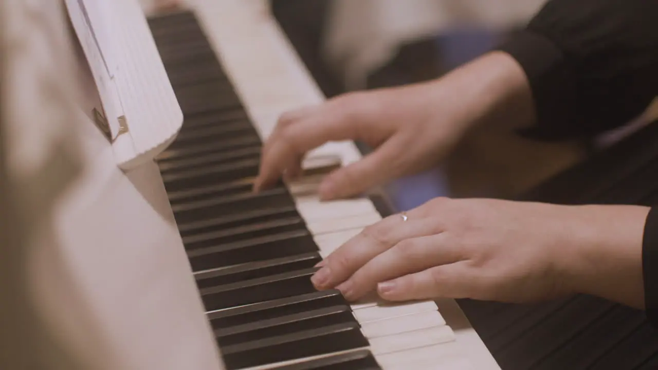 Primer Plano De Una Mujer Manos Tocando El Piano 3