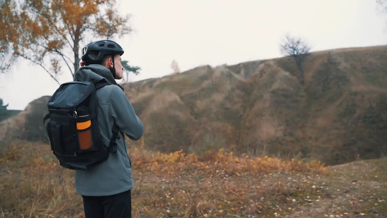 Ciclista Masculino Se Pone El Casco Y Monta En Bicicleta De Montaña