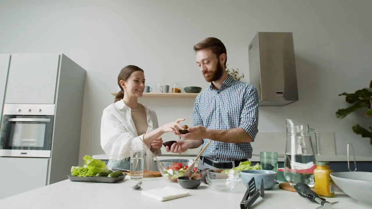 Fröhliches Junges Paar Das Gemeinsam Salat In Einer Modernen Küche Zubereitet 1