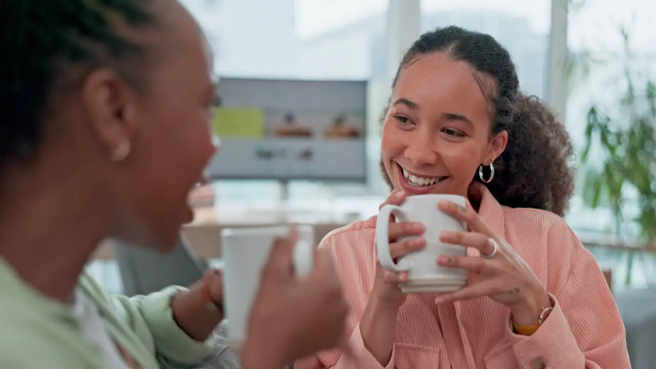 Entspannen Kaffee Trinken Und Mit Freunden Auf Dem Sofa Reden