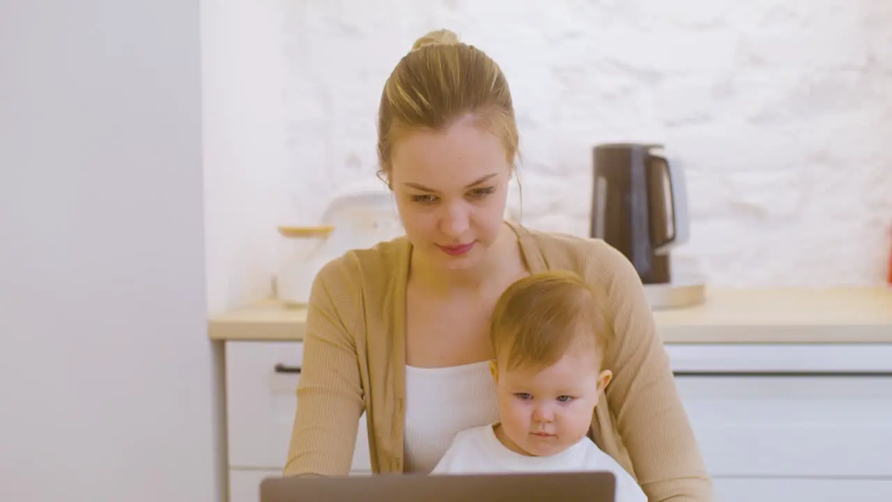 Porträt Einer Jungen Frau Die An Einem Laptop Arbeitet Während Sie Zu Hause Mit Einem Kleinen Jungen Sitzt