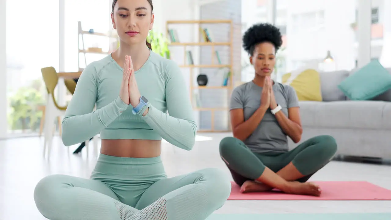 Yoga Freundinnen Und Namaste-Meditation Zu Hause