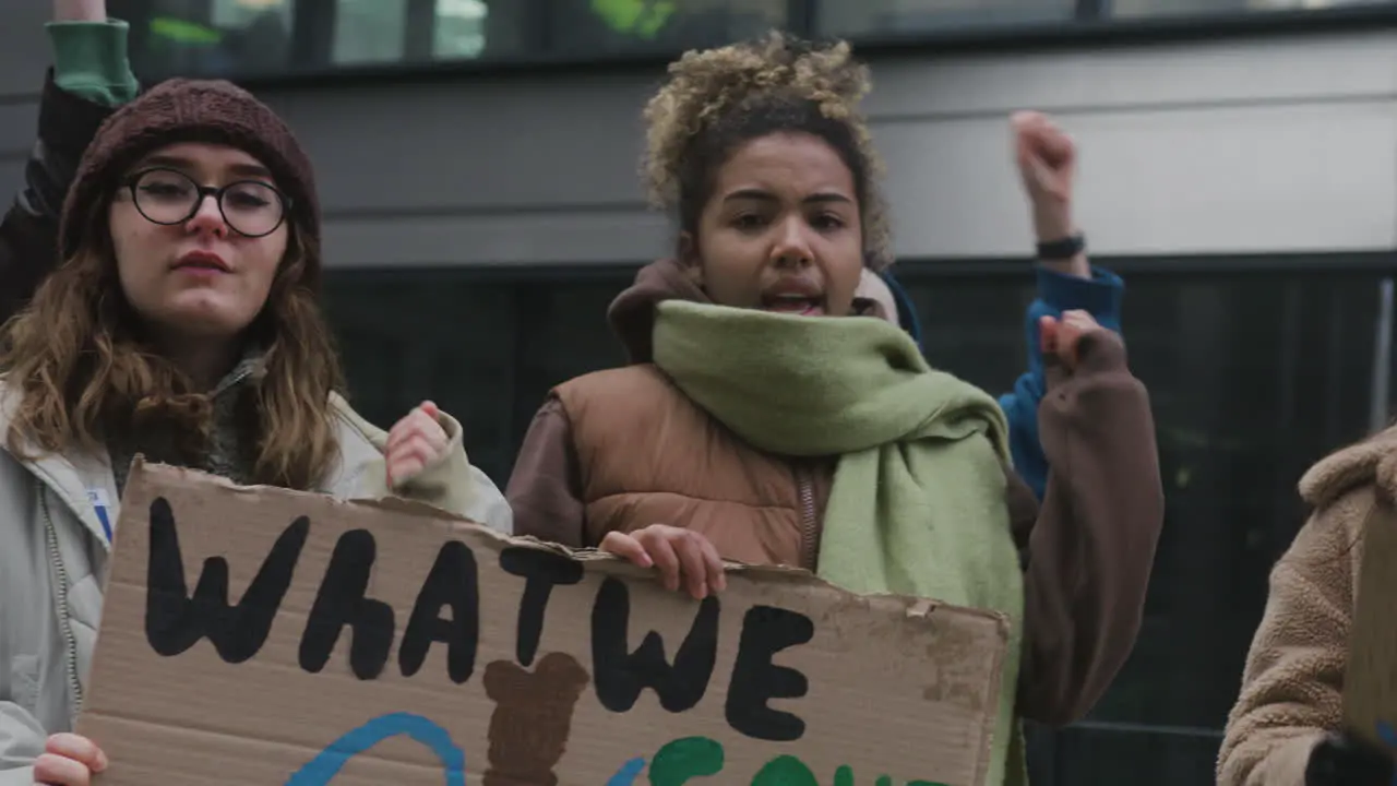 Multikulturelle Gruppe Junger Aktivistinnen Mit Bannern Die Gegen Den Klimawandel Protestieren