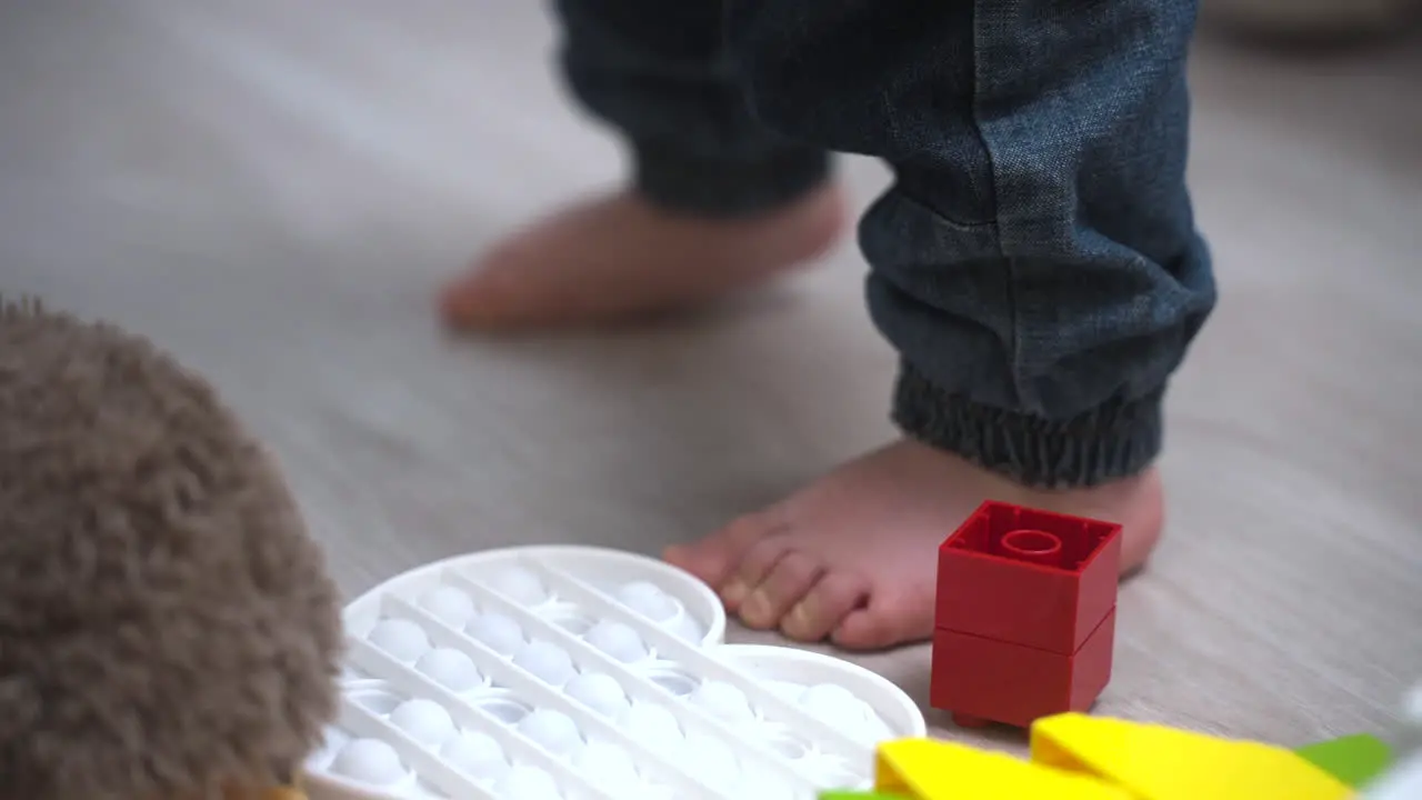 Die Kamera Konzentriert Sich Auf Die Nackten Füße Eines Babys Das Zu Hause Spielt