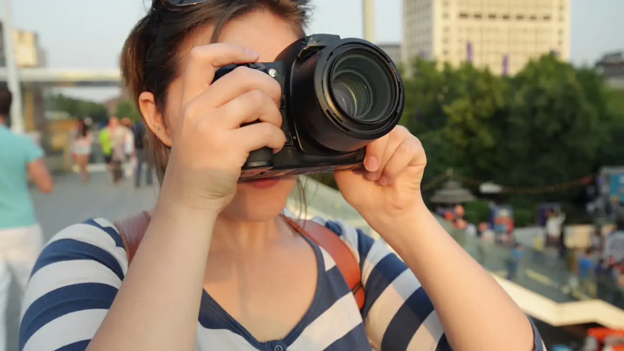 Tourist travel photographer photographing London city at sunset