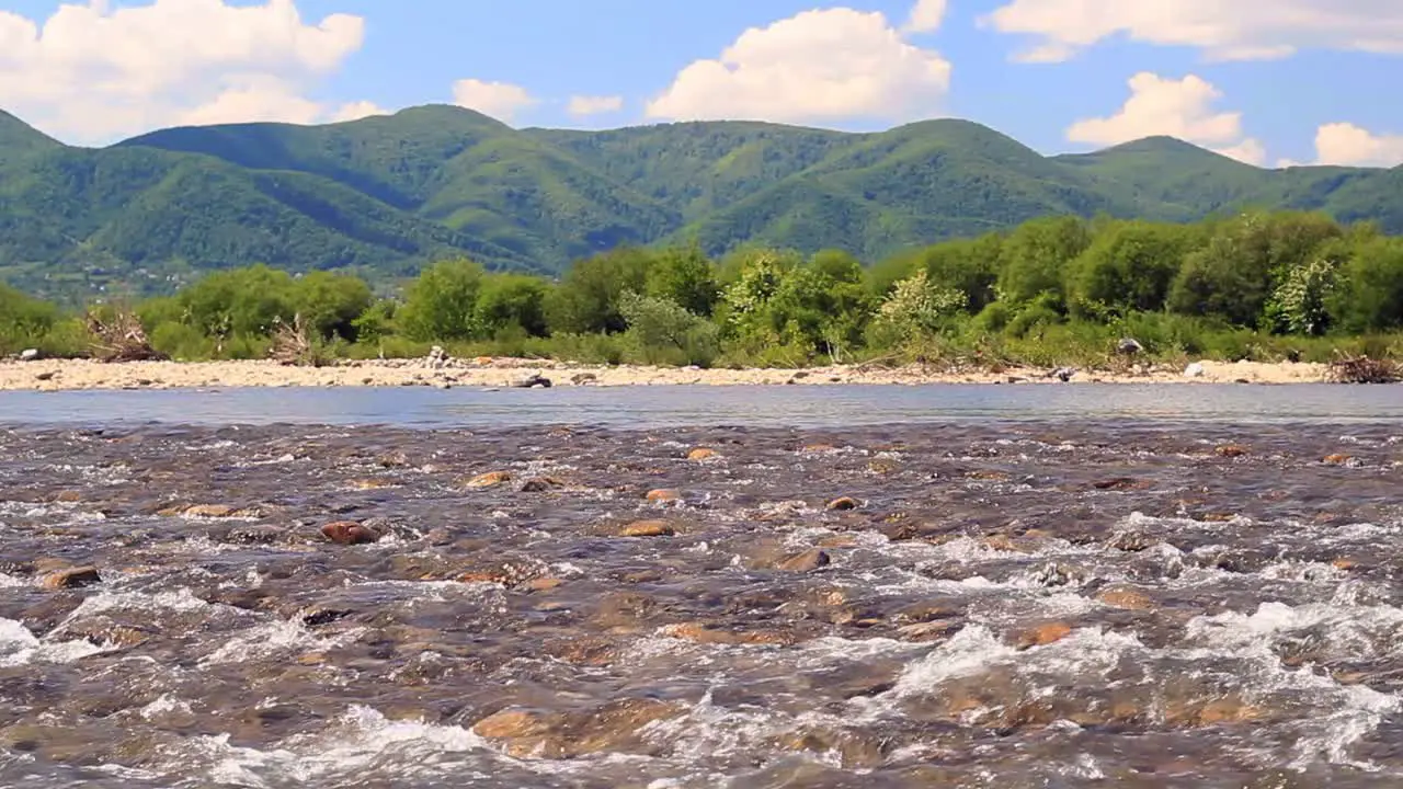 Schneller Fluss Mit Bergpanorama Und Steinigen Stromschnellen Wasserlandschaft