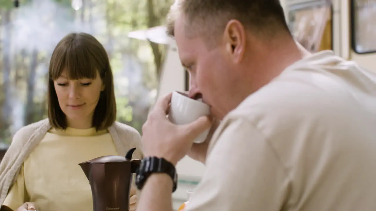 Glückliche Eltern Die Kaffee Trinken Während Sie Mit Ihren Kleinen Söhnen Auf Dem Campingplatz Im Wald Frühstücken