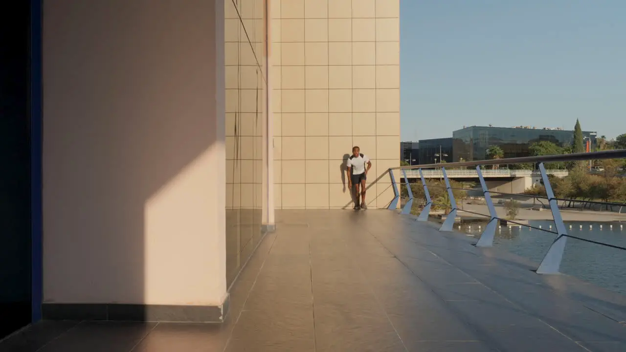 Joven Corredor Negro Saltando Y Entrenando Para Maratón Al Aire Libre