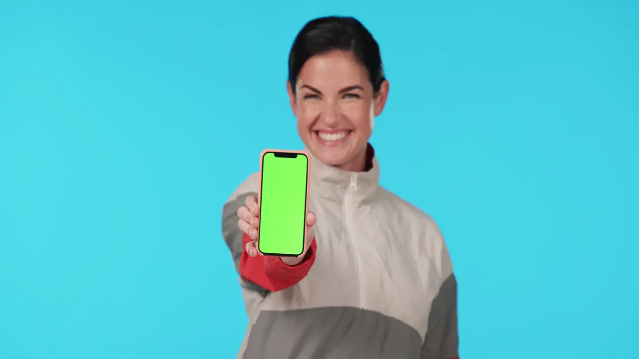 Mujer Teléfono Y Sonrisa Por Pantalla Verde En El Estudio