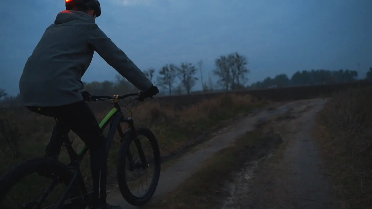 Atleta Ciclista Masculino Montando Una Bicicleta De Montaña En El Campo Por La Noche