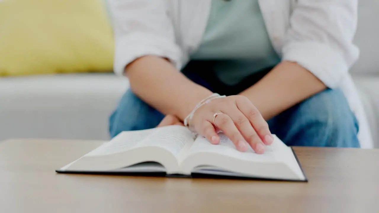 Manos Libro Bíblico Y Mesa Con Mujer