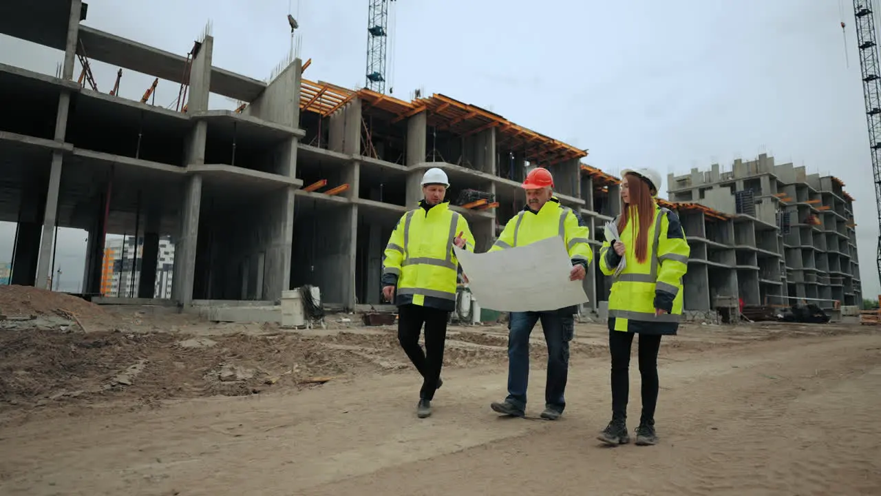 Grupo De Ingeniería Civil Están Caminando En El Sitio De Construcción Arquitecto Capataz E Ingeniero De Construcción