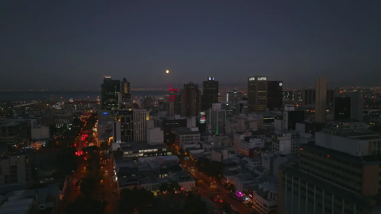 Tiro Ascendente Del Centro De La Ciudad Por La Noche Calles Iluminadas Y Edificios De Gran Altura Revelando La Bahía Del Mar Con El Puerto Marítimo Ciudad Del Cabo Sudáfrica