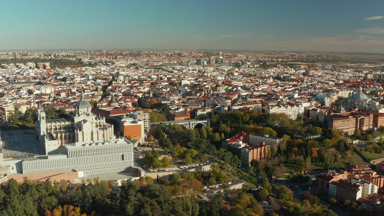 Vorwärtsflug über Stadtpark Luftaufnahme Der Großstadt Mit Historischen Sehenswürdigkeiten Almudena-Kathedrale über Dem Tal Das Vom Viadukt Von Segovia überspannt Wird