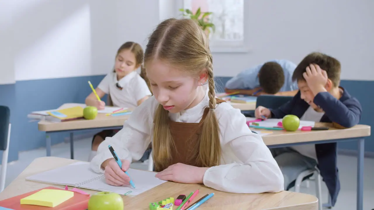 Nahaufnahme Einer Studentin Die Am Schreibtisch Im Englischen Klassenzimmer Sitzt Und In Ihr Notizbuch Schreibt