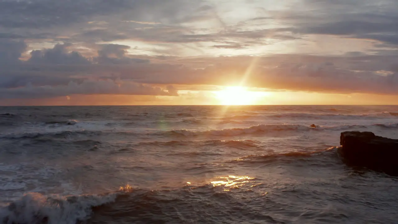 Meereswellen Die Während Des Sonnenuntergangs Am Felsigen Ufer Krachen Schöner Goldener Sonnenuntergang Am Meer Mit Rauen Wellen