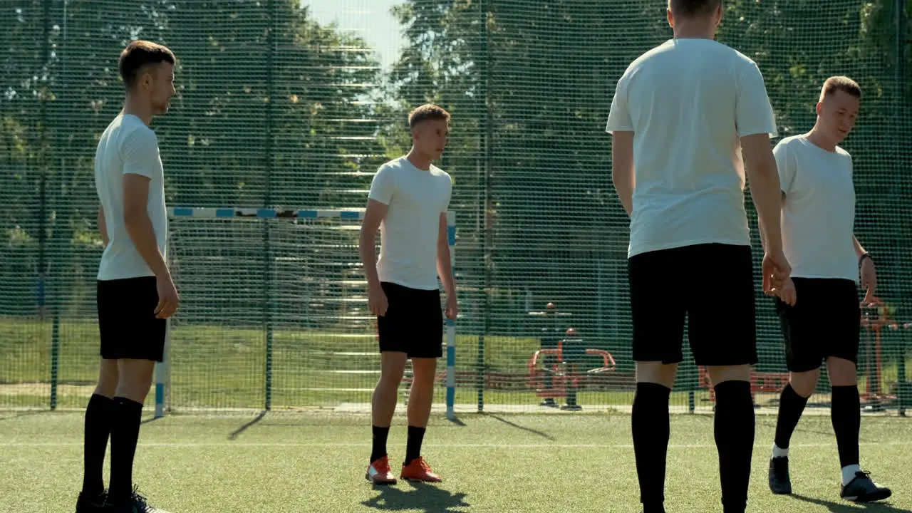 Gruppe Junger Fußballspieler Die An Einem Sonnigen Tag Auf Einem Straßenfußballplatz Trainieren Und Sich Gegenseitig Ball Zuspielen 1