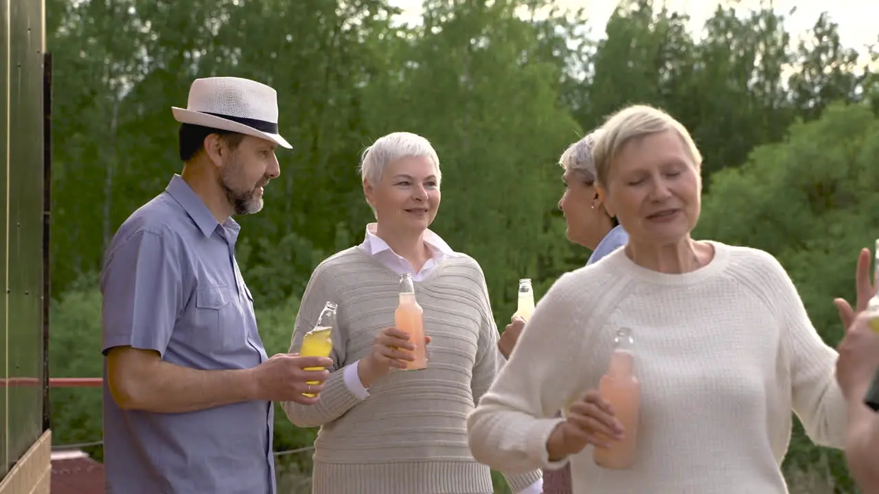 Gruppe Von Senioren Die Tanzen Und Etwas Trinken