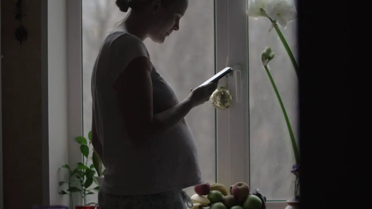 Pregnant woman with a smartphone