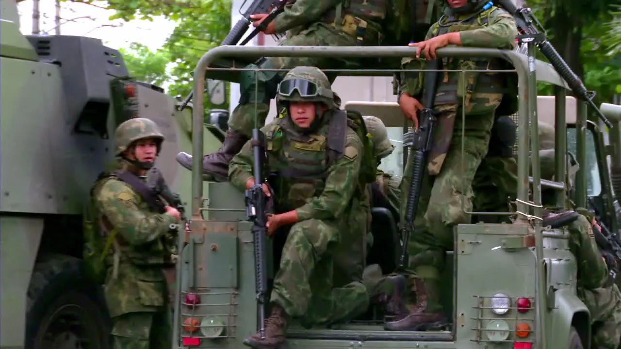 Military supporting the police at the invasion of a favela