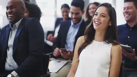 Una Joven Empresaria Sentada En Una Conferencia