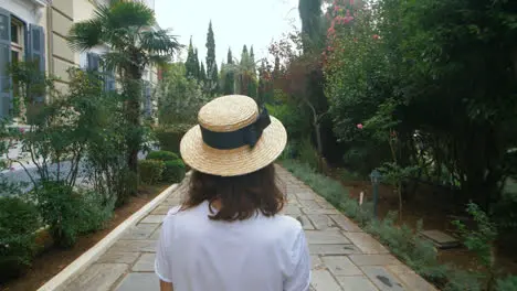 Mujer Turista Caminando En La Vista Posterior Del Parque Verde De Verano Mujer Joven En El Parque De La Ciudad