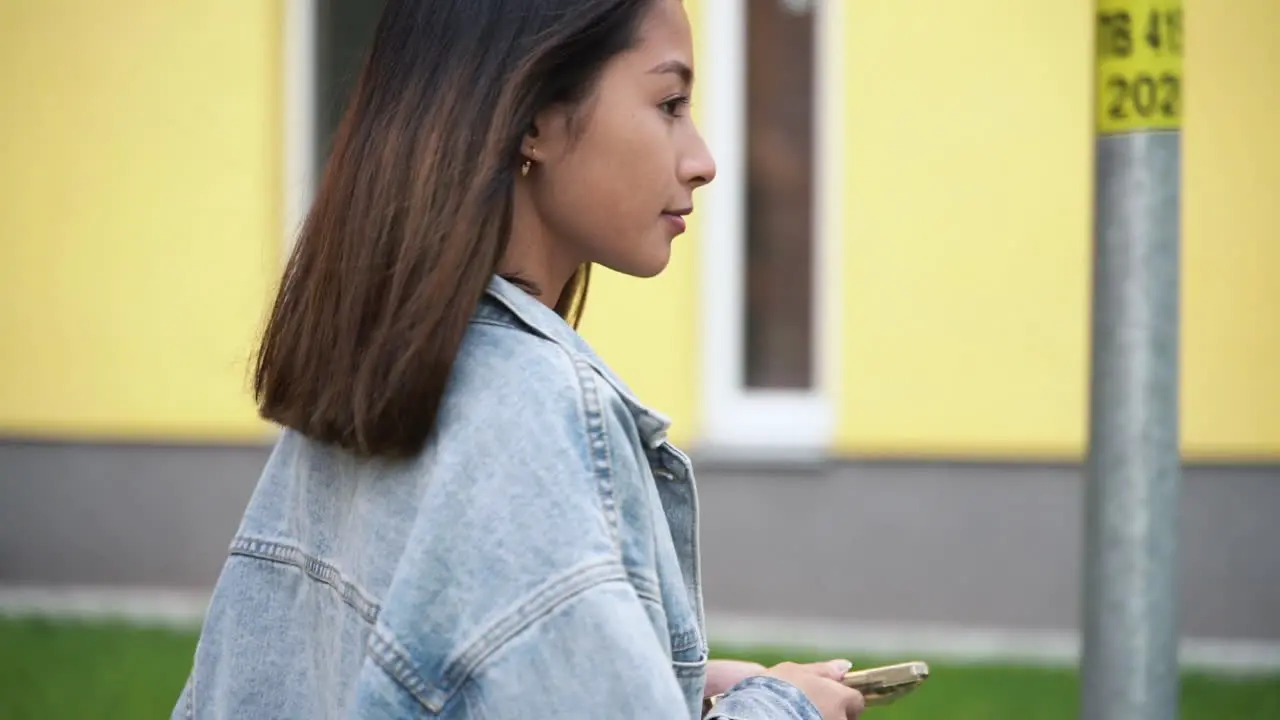 Hermosa Joven Japonesa Enviando Mensajes De Texto En El Teléfono Móvil Mientras Camina Al Aire Libre