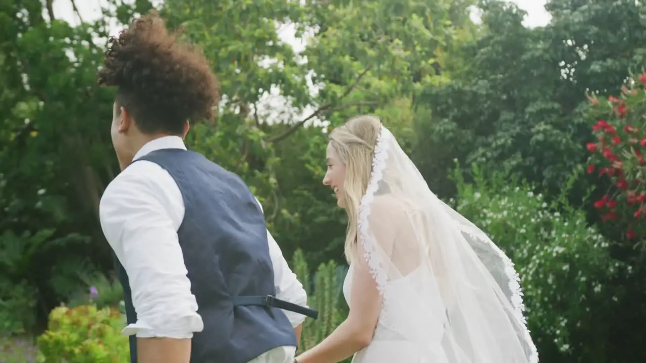 Glückliches Vielfältiges Paar Das An Einem Sonnigen Tag Bei Der Hochzeit Im Garten Spaziert