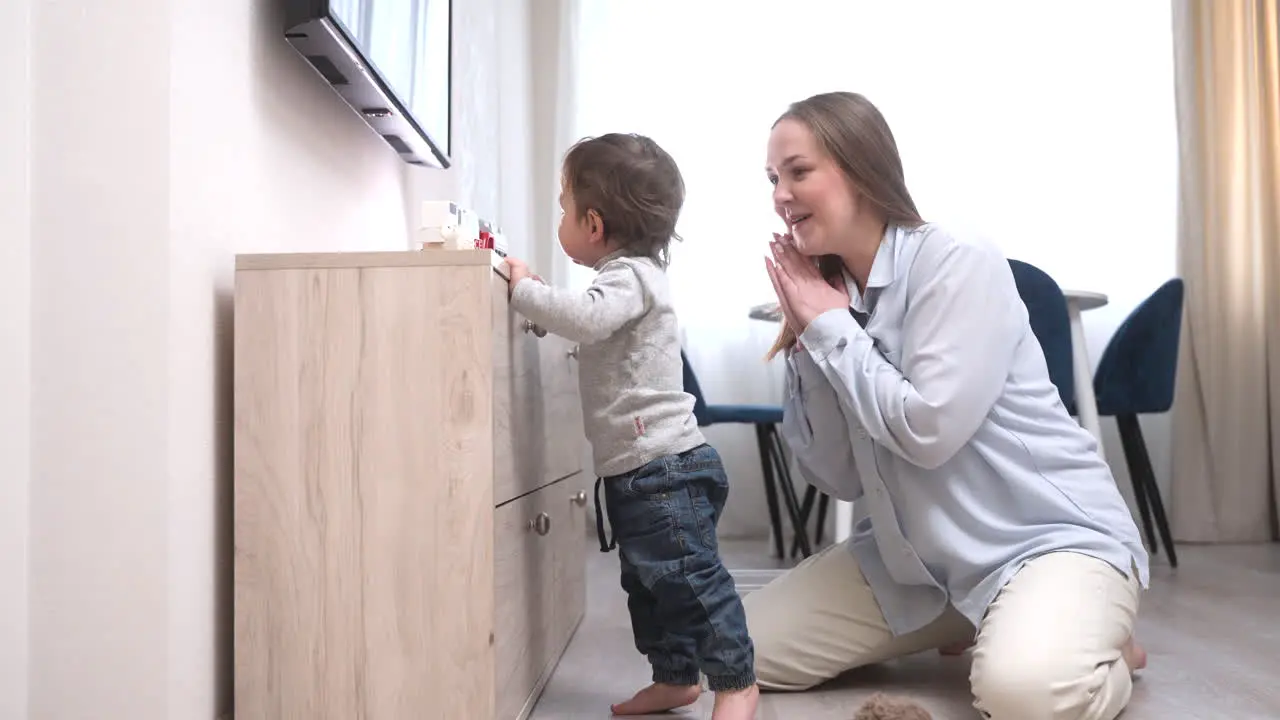 Baby Das Zu Hause Auf Dem Boden Neben Der Kommode Sitzt