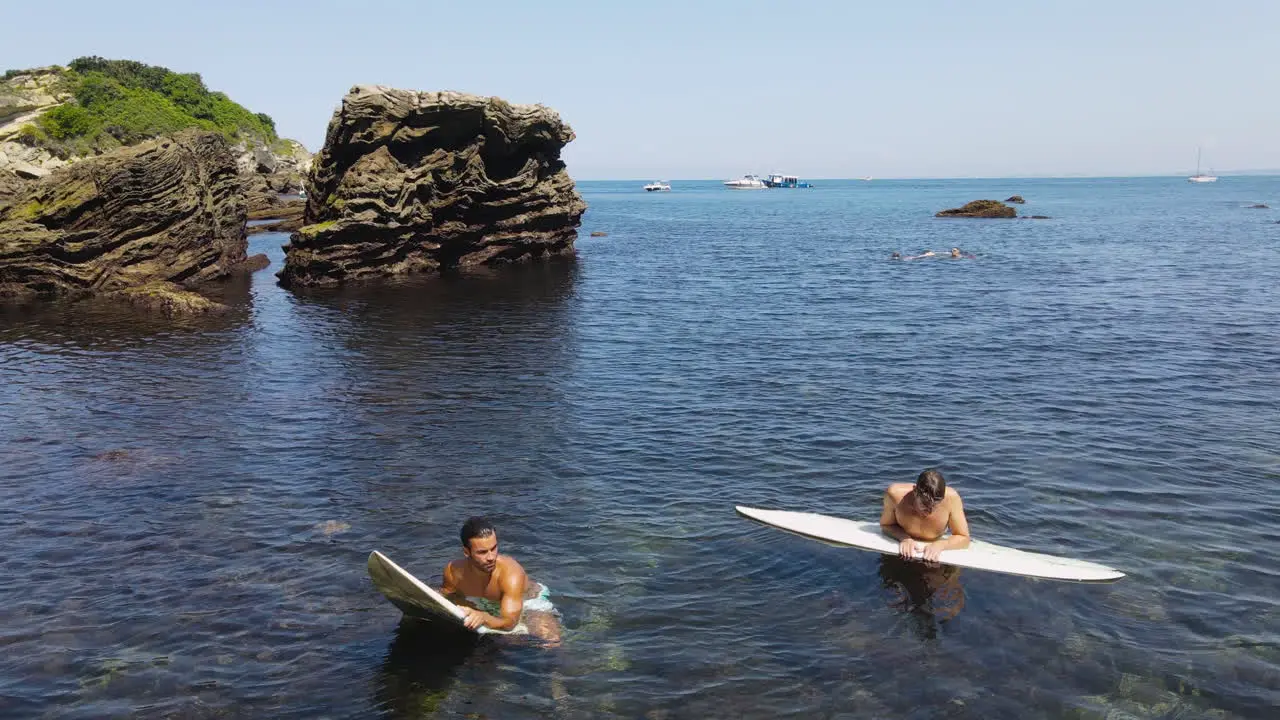 Zoom Auf Blaues Meer Mit Felsiger Küste 1