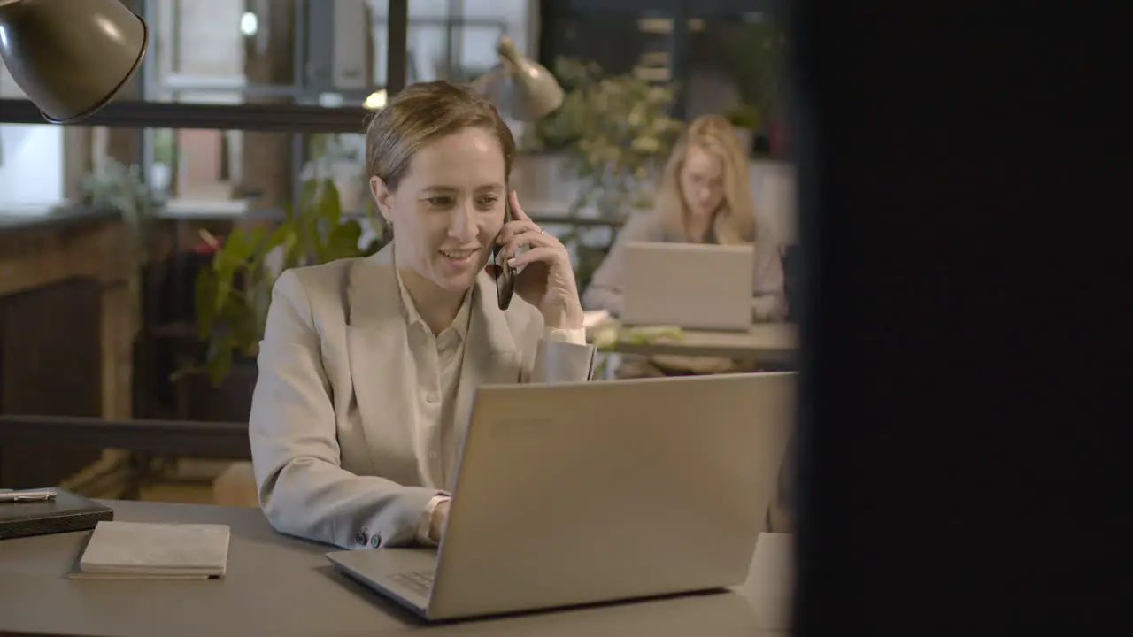 Geschäftsfrau Die Am Handy Spricht Und Am Laptop Im Büro Arbeitet