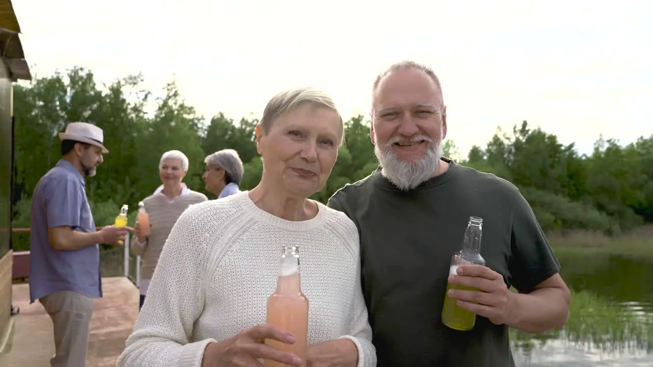 Gruppe älterer Menschen Die Tanzen Und Etwas Trinken 2