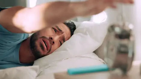 Hombre Cansado En La Cama Con Despertador Para Despertar