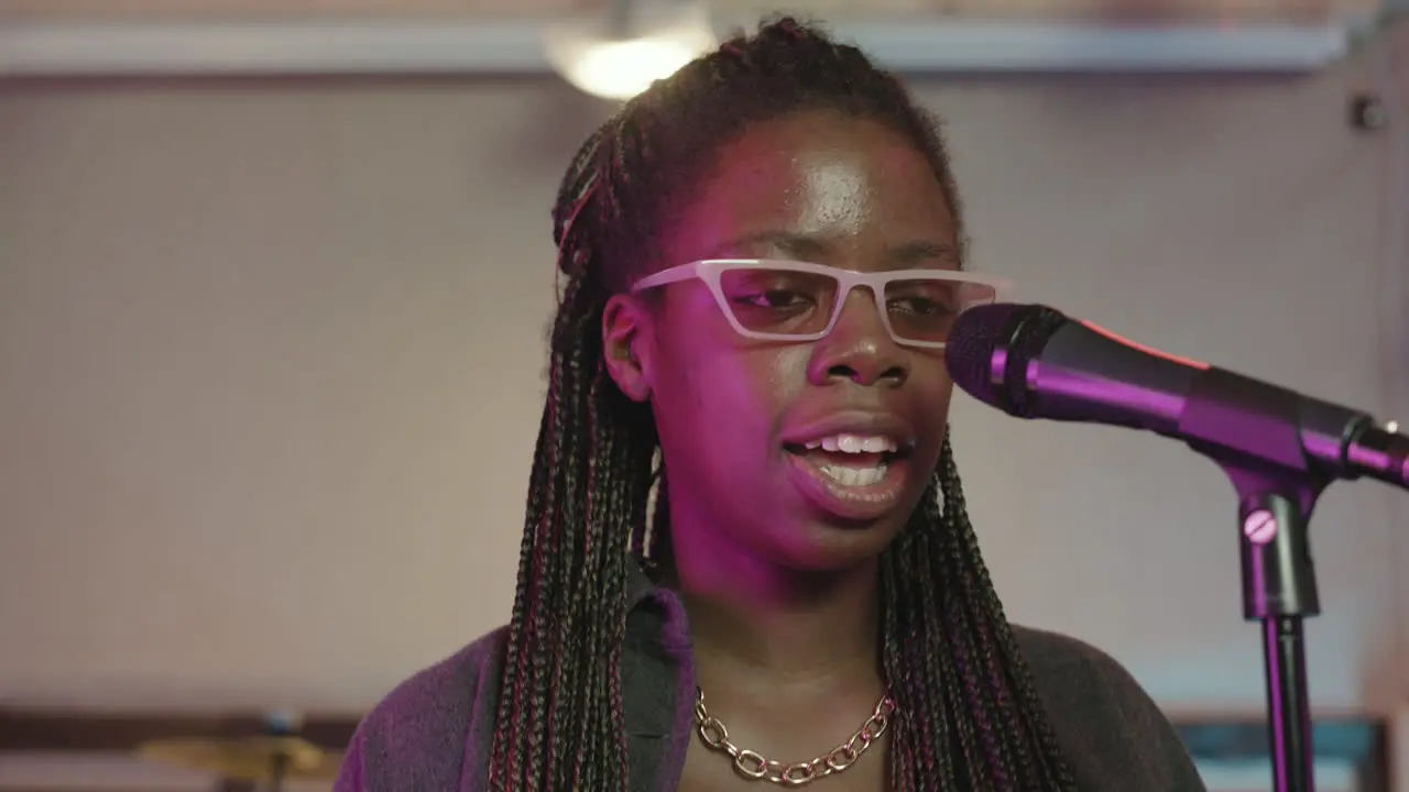 Vocalista Femenina Cantando Y Tocando Sintetizador Durante El Ensayo En El Estudio De Grabación Con Su Banda