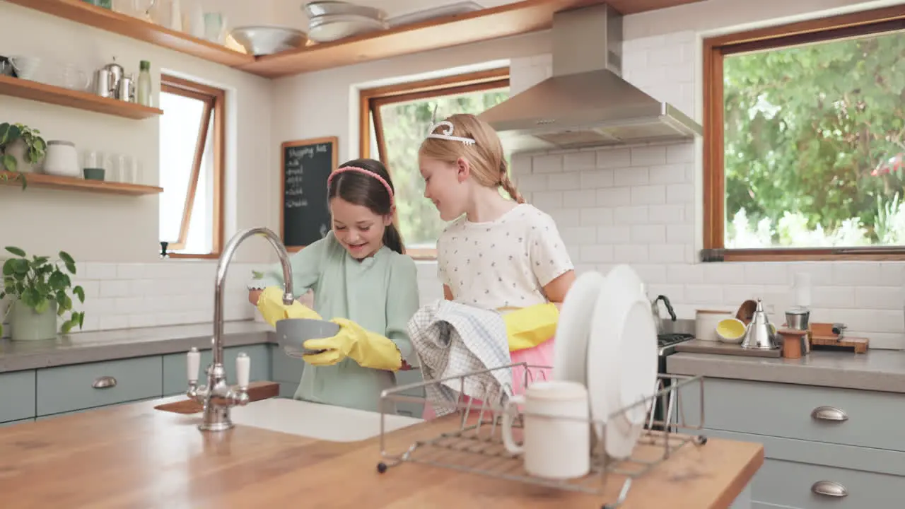 Aprendizaje Niños Y Limpieza De Platos En La Cocina